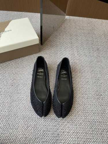 Cl X Maison Margiela 25Ss分趾平底单鞋 Maison Margiela 与 Christian Louboutin 推出首个联名鞋履系列