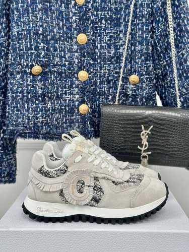 厂价 Dior 迪奥CD经典休闲运动鞋 这双运动鞋绝对是榜上有名 从配色到工艺设计都是超极时髦耐看的 完全百搭到爆 外侧大CD标志 彰显品牌魅力 鞋型做到了绝对