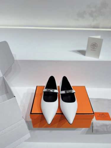 顶级版 Hermes 新款爱马仕kiara40尖头小猫跟kelly扣单鞋ZP购入做货，顶级原单品质！鞋面：进口头层小牛皮面料，垫脚混种羊皮，进口真皮外底。无论是