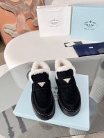 最新系列！Prada 普拉达2024秋冬季新款毛拖鞋 三角扣面包包头半拖鞋 最新走秀系列 经典升级 舒适度与时髦度并存 每个颜色搭配都好看，设计搭配不同风格需求