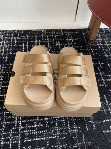 东莞代购级 ugg 25Ss 厚底 拖鞋 可调节鞋面束带 设计方便穿脱双层高密度泡棉鞋内底 外包翻毛皮的耐磨中底以及Eva外底再生聚酯纤维滚边 舒适厚底 轻巧不