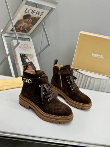 MICHAEL KORS 2024秋冬新款马丁靴 官网同步发售： 面料：进口头层牛皮+反绒皮 内里：进口透气羊皮 大底：防滑原版橡胶大底 码数：35-41 35