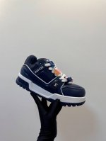 LV Trainer Maxi 小胖丁胖嘟嘟系列面包鞋 巴黎时尚走秀款，进口订制细柔小牛皮，结合粗犷厚实织物鞋带，缤纷原配扣件品牌经典元素，备受瞩目火热面包鞋再