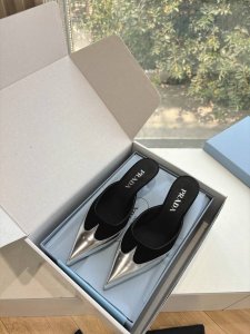 G887所见即所得代购级prada普拉达2025最新春夏新款玛丽珍穆勒拖鞋复古时髦前卫厚底鞋底搭配橡胶鞋面，让整双鞋轻便舒适 鲜艳色彩 满足不同风格时髦人士的多