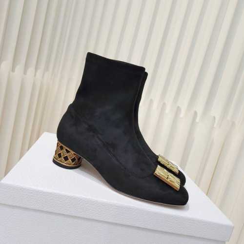 Dior冬季新款 高跟及踝弹力短靴 这款 Dior Icon 带跟及踝弹性靴是二零二四冬季成衣系列新品，彰显 Dior 的经典标识和高订精神。真皮鞋面+弹性靴筒