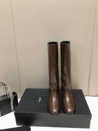 Saint Laurent 圣罗兰 YSL高跟长筒靴。专柜年度最新秋冬款长靴，上脚很好的修饰脚型，搭配高跟秒变大长腿。 鞋面：16寸进口开边珠牛皮 内里 垫脚： - 点击图像关闭