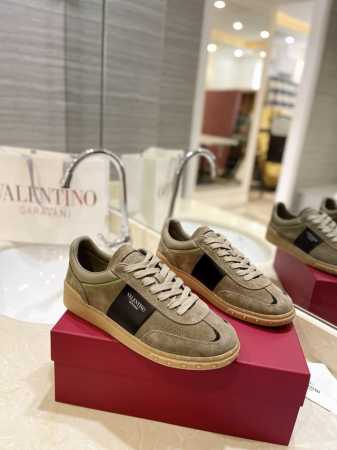 出厂男女同 Valentino专柜同步新款德训鞋低帮休闲运动鞋 专业高端，完美复刻，品质一流！ 全部采用原版1:1材料制作，独家开模！ 面料高丝光牛猄 Tpu材 - 点击图像关闭
