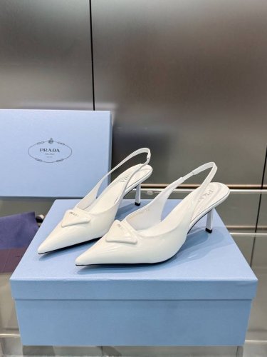 prada 普拉达 24 出厂价P 专柜走秀款尖头凉鞋 三角扣标 高跟 早春走秀款！ 鞋面：高定制开边珠面料 内里：进口水染羊皮 大底：原版意大利真皮大底 跟高