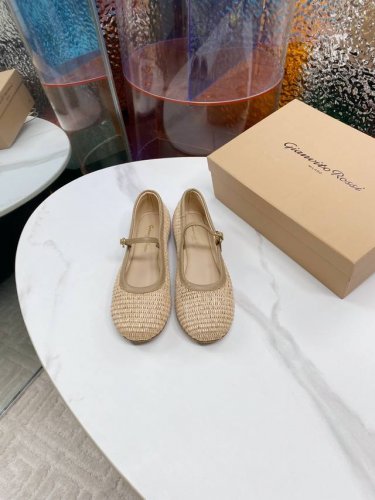 出厂 gianvitorossi 吉安维托罗西经典 复古绝美宝石玛丽珍鞋 经典复古 少女心爆炸 搭配小裙子 牛仔裤 秒变复古甜美 约会 通勤 轻松Hold住全场