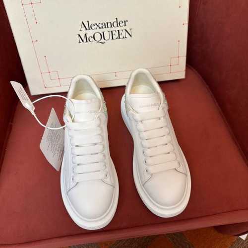 Alexander McQueen 极品代购级别，顶级版本！MQ麦昆运动鞋时尚休闲！麦昆小白鞋看遍了市场上所谓的最高版本，已经无力吐槽... 鞋面：原版定做蜡感