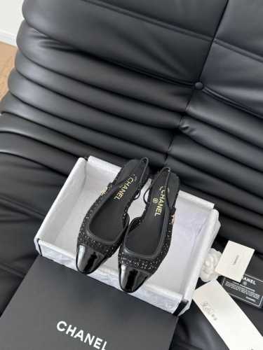 Chanel 24K走秀款玛丽珍单鞋 简约又不失甜美俏皮！ 鞋头经典拼色简约易搭，搭配一字带更加跟脚。 内里羊皮 真皮大底 Size:35-39 其他码数定做