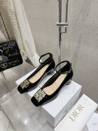 高版本出厂 顶级品质 代购级 官网同步飞机盒包装 Dior 迪奥 秋冬最新时装秀高定系列 MISS DIOR 粗跟方头单鞋！ 粗跟方头玛丽珍芭蕾舞女鞋 CD字母 - 点击图像关闭