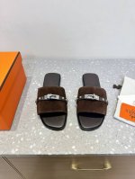 配飞机盒包装 Hermes 爱马仕 25Ss春夏新款 钮钉款 Kelly扣 拖鞋 毋庸置疑是奢侈品中的翘楚 每个单品出来都是非常深入人心 这款单鞋 在这个品牌经