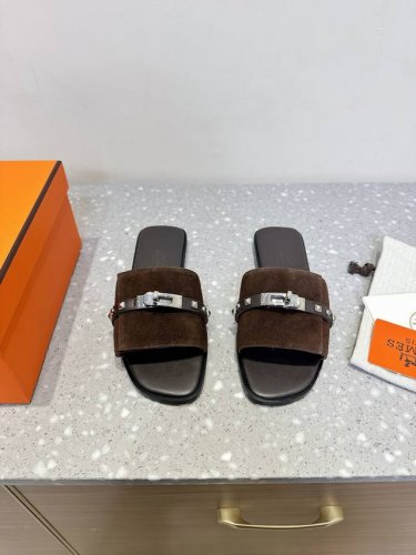 配飞机盒包装 Hermes 爱马仕 25Ss春夏新款 钮钉款 Kelly扣 拖鞋 毋庸置疑是奢侈品中的翘楚 每个单品出来都是非常深入人心 这款单鞋 在这个品牌经