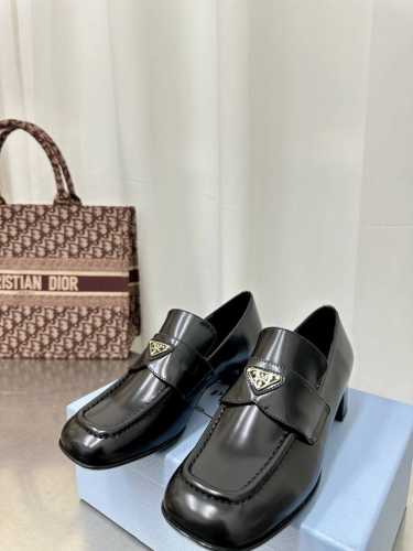 高品质 PRADA*普拉达 2025ss 春秋牛皮方形乐福鞋这款经典乐福鞋方型鞋头 上脚非常秀气 大家闺秀风范 鞋面露股条车线考验工艺鞋面：牛漆皮内里: 羊皮大