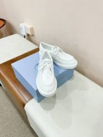 已认证 Prad*普家男款皮鞋 这是一双绅士的厚底皮鞋，可以穿出运动鞋的脚感来，且穿上不想脱下的体验感，也好配裤子，完全是低调中带有高端气质的鞋履，工艺简约不简