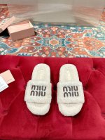 MiuMiu缪缪秋冬新款厚底毛毛拖 每逢秋冬来临 毛拖是必不可少的单品 不仅足够保暖 还能拥有舒适的触感无论搭配什么都有种漫不经心的时髦纯羊毛有用手拨开是厚厚实
