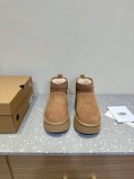 7cm UGG 油叽叽 厚底 人鱼 超短靴 雪地靴 铅笔靴 原版购入开发 做货 UGG这款高跟雪地靴真的打破了传统以来厚底靴的风格，太有设计个性了 深得少女心啊