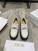Dior迪奥2025早春新款流苏乐福鞋采用黑色小牛皮打造鞋身 搭配白色皮革流苏 展现出撞色的层次感 流苏上点缀了银色幸运星金属圆牌 十分精致 穿着舒适好看而且好
