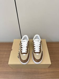 celine｜赛琳25S最新凯旋门韩版小白鞋 度假休闲板鞋Ｐ 充满街头感的一双鞋子，经典百搭时尚，这款鞋有它自己独特的设计，帆布鞋面适应春夏季节 踏青必备款 鞋