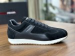 prada 新款男士绒面皮革运动鞋 这款运动鞋采用绒面牛皮革打造，鞋侧涂珐琅三角形徽标焕发出新的运动活力，在鞋侧引人注目，鞋舌饰有prada Milano丝网印