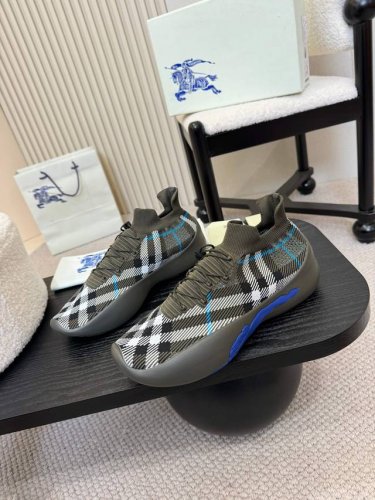 实价 Burberry2025爆款出炉 超轻袜子鞋 百搭 装饰精纺 Burberry 格纹图案 搭配网眼内衬和格纹鞋带 橡胶鞋底饰有典藏 Burberry 字母