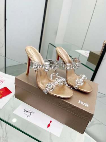 出厂 Christianlouboutin 路铂廷 Cl红底鞋 2670 春夏系列新品登场 创意大胆的鞋履设计尽显前卫态度 焕新都市造型 优雅时尚上面镶有银色搭