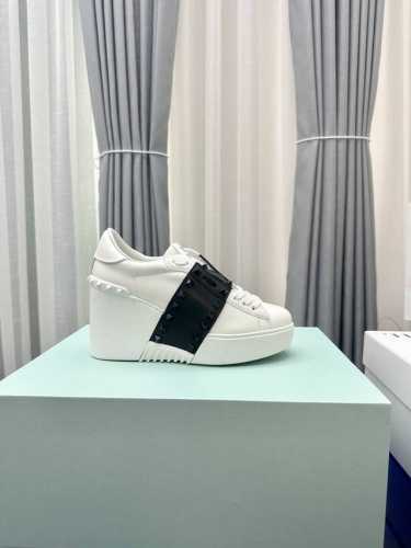 顶级版本 奴家最新厚底高版本 Valentino 华伦天奴23Ss春夏厚底柳钉运动休闲鞋小白鞋 最新款 爆款系列 日本上线后一鞋难求 超级火爆 经典柳钉系搭配厚