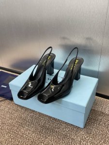 工厂价 PRADA 2025春夏新款方头高跟穆勒女鞋 普拉达粗跟果冻色时尚百搭后空凉鞋材质:鞋面进口牛漆皮+水染羊皮内里+意大利注塑真皮大底跟高：8.5CMSi