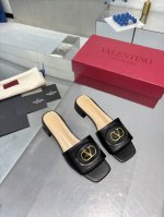 工厂P 华伦25Ss新品拖鞋，V扣又一完美的设计，抛弃了一贯铆钉元素、化繁为简、更加精致耐看上脚尽显优雅气质♀♀♀♀♀ 鞋面：进口牛皮 内里：羊皮 大底：意大利