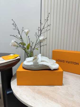 24Ss新款Louis vuitto*LV SOHO 毛边露跟乐福鞋穆勒毛拖鞋 本款 Soho 露跟乐福鞋取材宛如天鹅绒般丝滑的绒面牛皮革，以羊毛皮革内衬和鞋垫 - 点击图像关闭