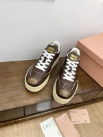 顶级版本miumiu缪缪2024秋冬新款增高厚底休闲运鞋 MiuMiu秀场适当独一无二的擦色工艺工艺来自Miu Miu系列的细节特写 新季的潮流要素一 与此刻挚
