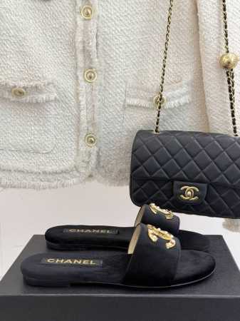 厂价 Chane*｜小香25C春夏新品 一字带珠宝双C扣平底拖鞋 今年小香推出全新夏日度假系列拖鞋～ 不管是出街、家居都可以轻松搭配 丝绒料的质地 对脚丫实在太 - 点击图像关闭