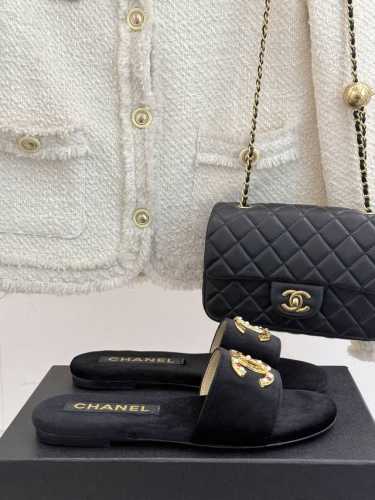 厂价 Chane*｜小香25C春夏新品 一字带珠宝双C扣平底拖鞋 今年小香推出全新夏日度假系列拖鞋～ 不管是出街、家居都可以轻松搭配 丝绒料的质地 对脚丫实在太