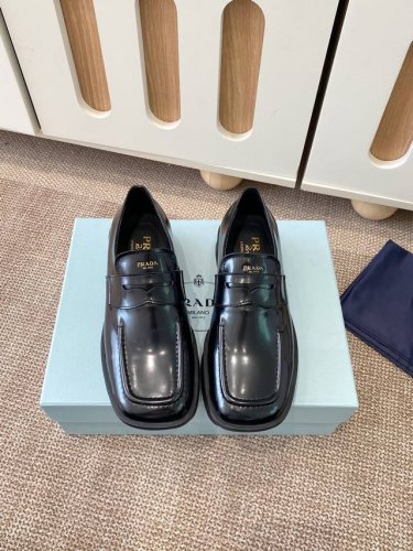 prada 普拉达女士Equal亮面牛皮革乐福鞋子 2025春季新款Equal乐福鞋重新演绎1999春夏系列档案库设计 采用现代主义廓形 醒目线条结合创新鞋底