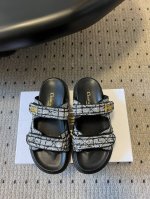 顶级品质 dior Act魔术贴 拖鞋 凉鞋 舒适又有颜值 细节感十足 上脚也很舒服哟 比起小香 它更不容易撞款 小厚底款式时尚 搭配贴合脚型的内底 采用格外轻