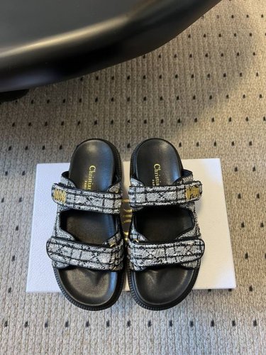 顶级品质 dior Act魔术贴 拖鞋 凉鞋 舒适又有颜值 细节感十足 上脚也很舒服哟 比起小香 它更不容易撞款 小厚底款式时尚 搭配贴合脚型的内底 采用格外轻