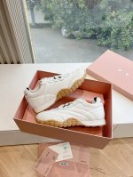 所见即所得G086Miu Miu 25Ss 春夏新款走秀Miumiu 德训 休闲鞋秀场工艺来自Miu Miu系列的细节特写 新季的潮流此刻挚爱的概念，多元对撞，