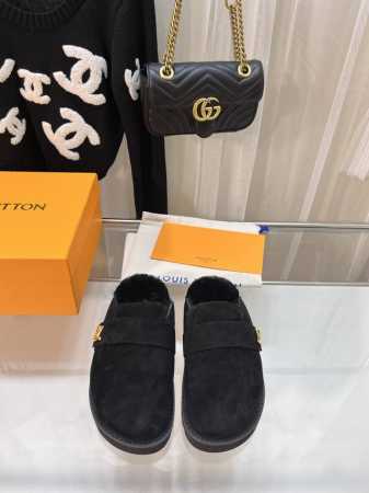 专柜新款毛毛半拖毛拖 winterbreak comfert 平底拖鞋 LV 字母和Monogram 花卉点缀图案的羊绒面，旁边装饰L V经典五金扣。搭配羊毛内 - 点击图像关闭
