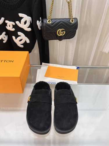 专柜新款毛毛半拖毛拖 winterbreak comfert 平底拖鞋 LV 字母和Monogram 花卉点缀图案的羊绒面，旁边装饰L V经典五金扣。搭配羊毛内