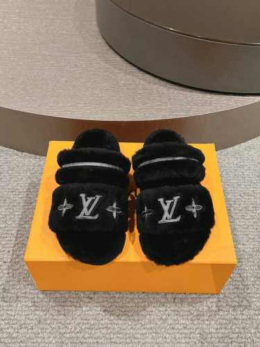 出厂 、24新款LV 新款羊毛拖鞋 这一季的又让我重新爱了它一次！这季节美鞋太多这款毛拖真的是让我无法自拔真太可爱了～ 毛茸茸的羊毛是选用欧洲进口A级羊羔毛 我
