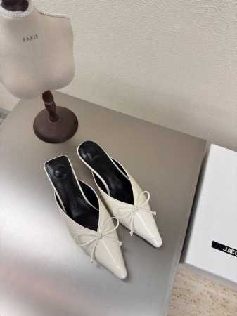 jacquemus25Ss尖头 简约蝴蝶结 拖鞋 简约蝴蝶结 装饰 后空鞋 米白色 开边朱小牛皮 系列 个性突出 鲜明格调 面料 开边朱 小牛皮 内里 小羊皮 - 点击图像关闭