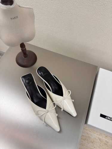 jacquemus25Ss尖头 简约蝴蝶结 拖鞋 简约蝴蝶结 装饰 后空鞋 米白色 开边朱小牛皮 系列 个性突出 鲜明格调 面料 开边朱 小牛皮 内里 小羊皮