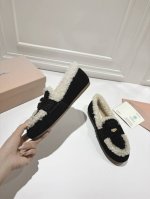 MiuMiu 缪缪 最新 金币扣 毛毛乐福鞋 Miu Miu全新系列以绒面皮革和羊皮毛重新演绎一直以来的经典鞋履，为其赋予崭新面貌 配送专柜精美包装 面料: 原
