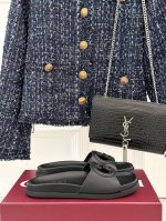 gucci 古驰经25Ss春夏新品 双G镂空沙懒人拖鞋 夏天必备懒人福音鞋 谁穿谁美 很轻盈上脚意外的舒适 还不挑脚型 自带高级气场的拖鞋 也非常容易驾驭非常舒
