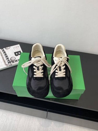 女款 男款 Bottega Veneta 葆蝶家 Bv最新款Orbit系列 复古休闲运动鞋 情侣款 Bottega Veneta 以 90年代自由随性的复古风格