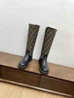 顶级版本FENDI 芬迪 ss秋冬新款厚底不过膝长靴骑士靴 大爱老花系列 经典老花永不过时 上脚绝美 怎么搭配都时髦 舒适又好看 鞋面：采用进口牛皮 原版老花布