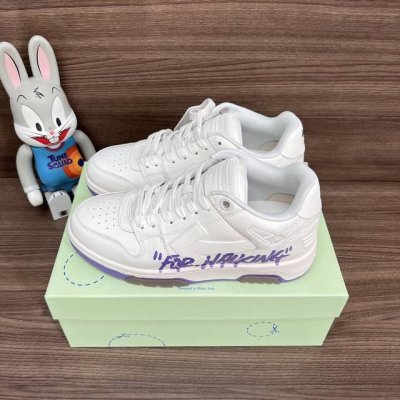顶级版本Off-White Out Of Office 低帮涂鸦板鞋情侣款白紫。 Off-White箭头符号、Ziptie 标签、1Ogo印花等经典元素皆在此呈