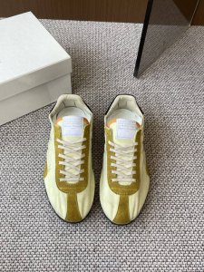 Maison Margiela 25Ss春夏新款 Mm6马吉拉 Sprinters运动鞋 新款Sprinters运动鞋轮廓采用做旧感尼龙与复古处理麂皮制成 灵感