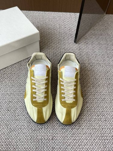 Maison Margiela 25Ss春夏新款 Mm6马吉拉 Sprinters运动鞋 新款Sprinters运动鞋轮廓采用做旧感尼龙与复古处理麂皮制成 灵感